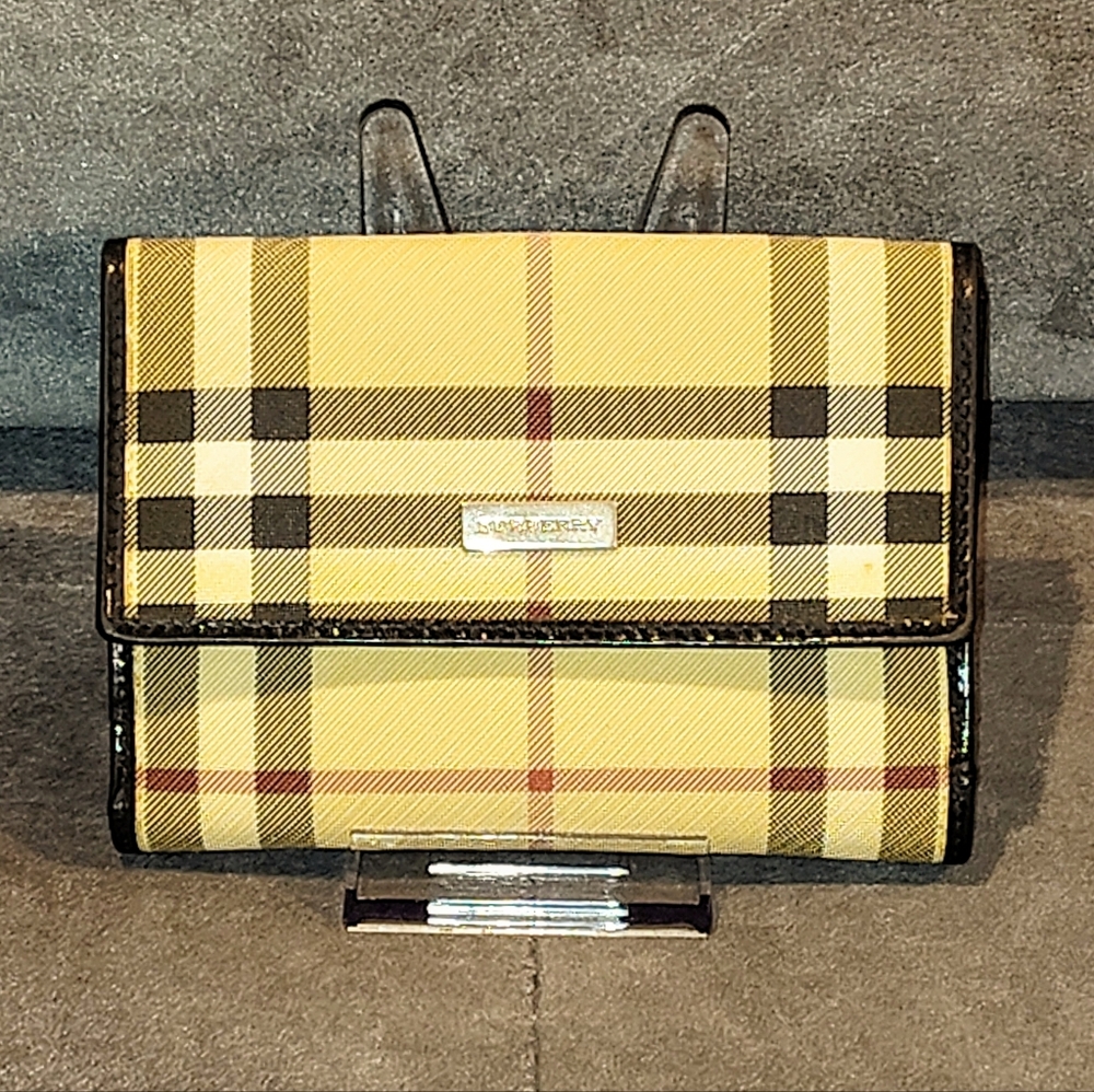 BURBERRY VINTAGE NOVA CHECK COATED CANVAS & PATENT LEATHER BI-FOLD SNAP WALLET - Picture 11 of 17